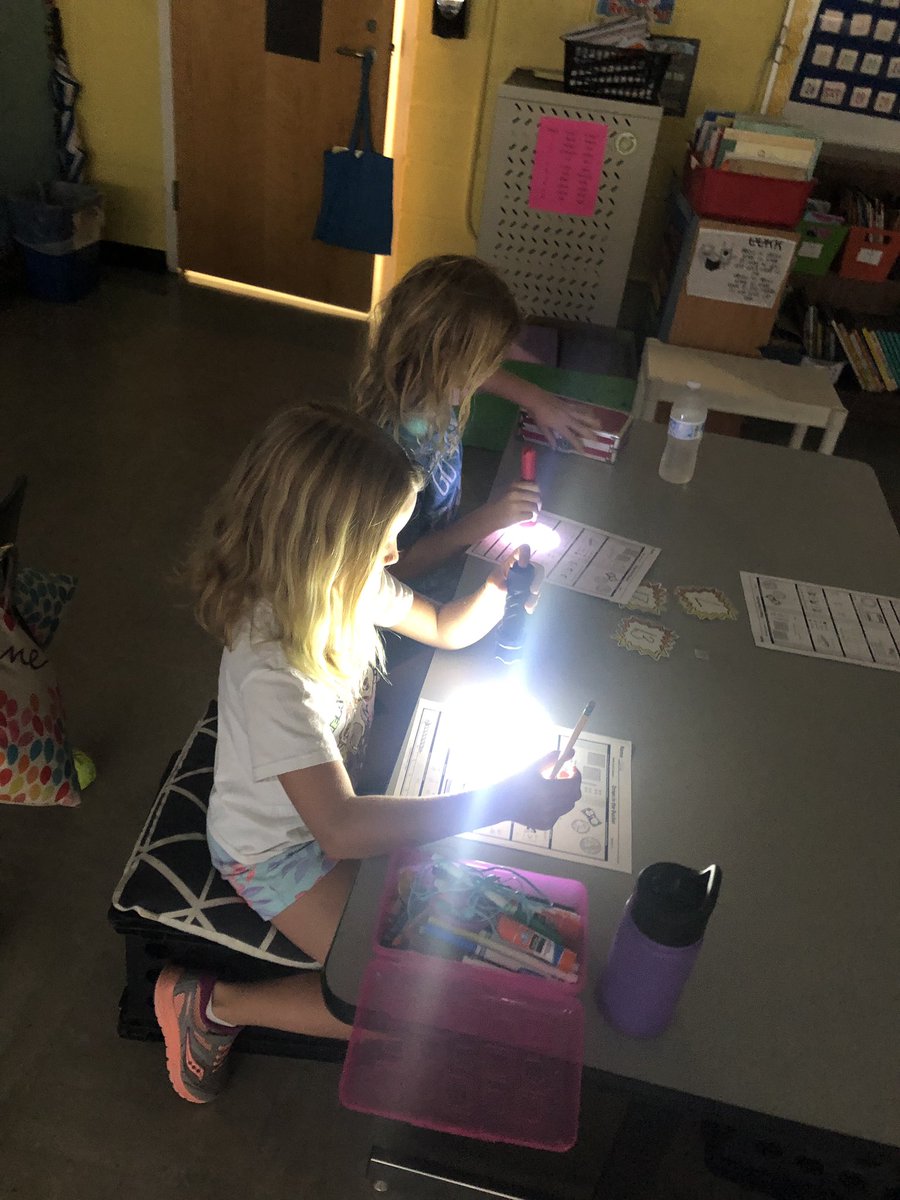 HESMrsRoss's tweet photo. Flashlight day! #9daycountdown #2ndgrade @HESSPLASH https://t.co/v9w3sN7Bbo