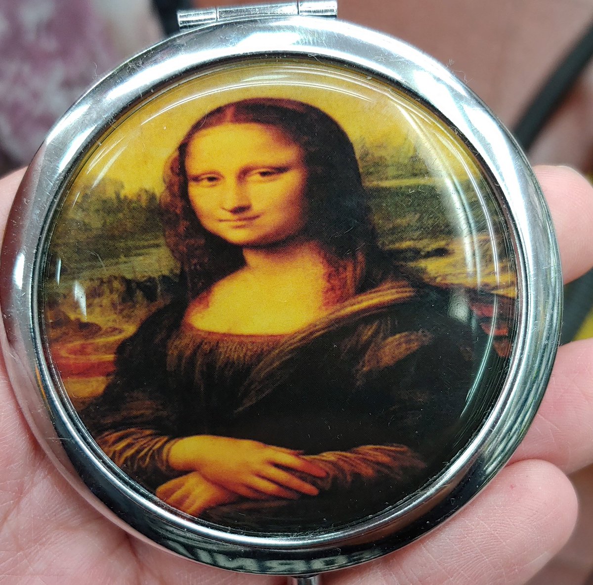 angelosalatino's tweet image. Fitting a rectangular image in squared (circular) container without cropping it. Sigh. Goodbye aspect ratio. #poordesign Poor Mona Lisa!