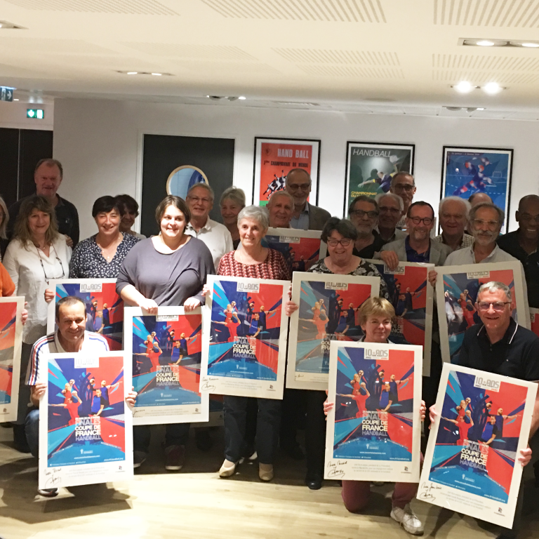 ffhandball's tweet photo. #CDF
🏆 Ils ont été à l'origine de la Coupe de France nouvelle formule !
A l'occasion de la 1⃣0⃣e édition des #FinalesCDF, ils étaient réunis à la #MaisonduHandball ! 🎂😊
#VivezVibrezJouez https://t.co/SyR68g8xpE