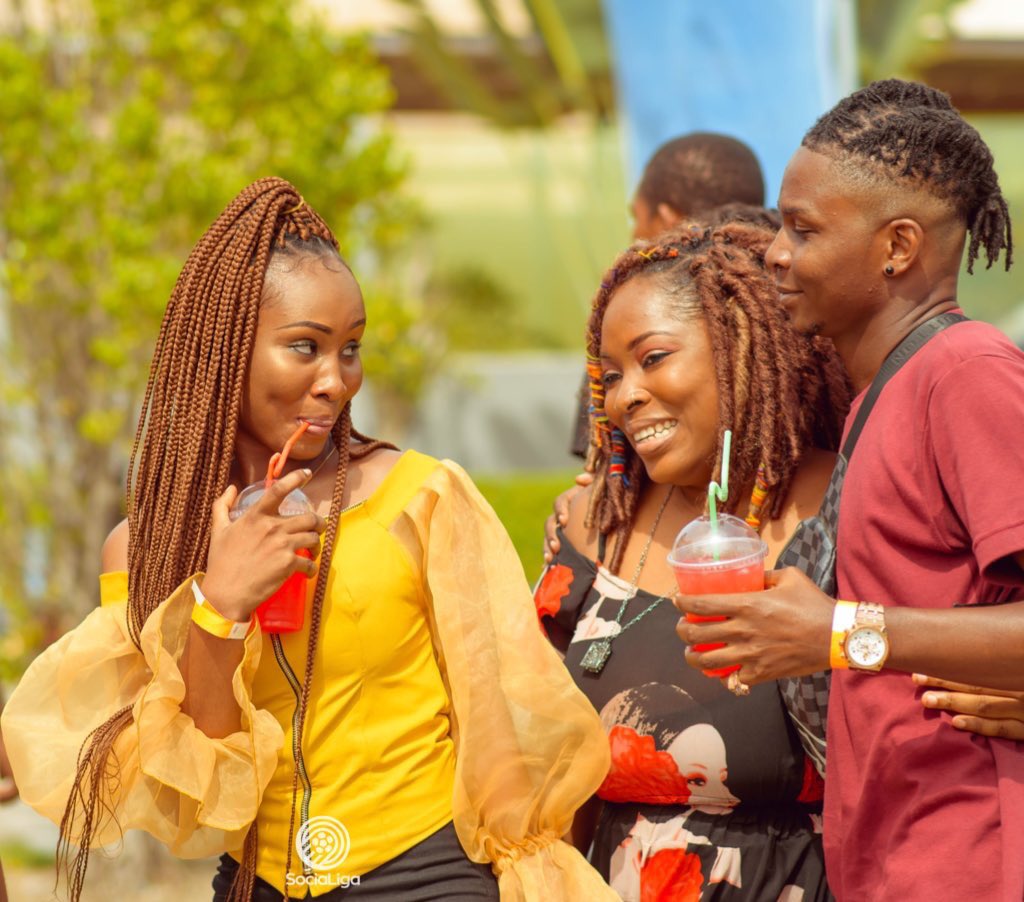 SisiTomi sees her crush and gives him a side hug
Tunmie : be deceiving yourself like you weren’t just telling me how you want his babies. #SociaLiga