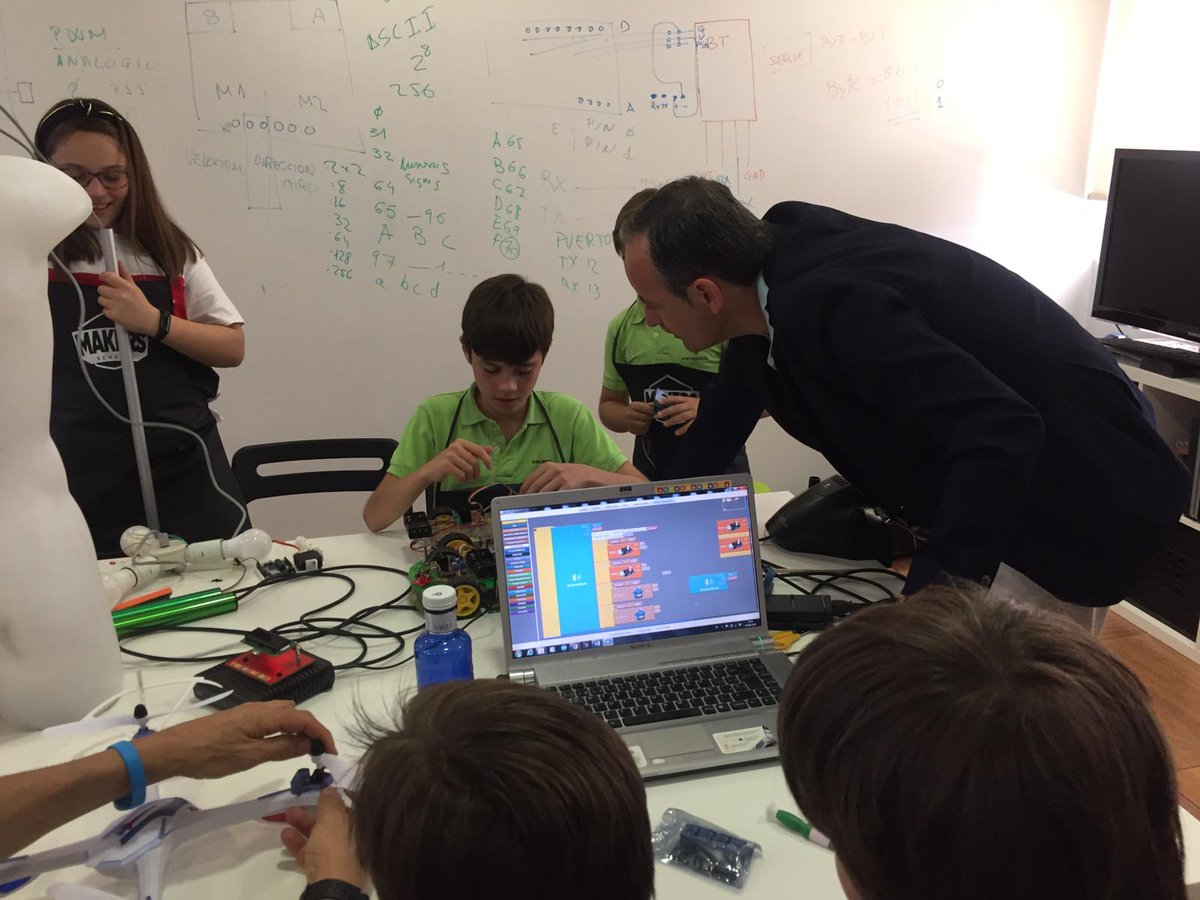 CeeiMurcia's tweet photo. Como veis, la visita dio para mucho, tanto como cada una de las sesiones de #MakersSchool, donde la educación, la ciencia y la tecnología son los protagonistas. 🧪🎓🚀 #minimakers https://t.co/DwUh48YIeX