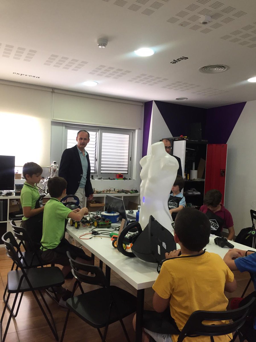 CeeiMurcia's tweet photo. Como veis, la visita dio para mucho, tanto como cada una de las sesiones de #MakersSchool, donde la educación, la ciencia y la tecnología son los protagonistas. 🧪🎓🚀 #minimakers https://t.co/DwUh48YIeX