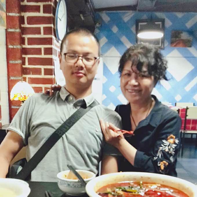 lihuaping20171's tweet photo. 我的八零后弟兄成都四君子之符海陆，正在食林蹄花。因一瓶酒被煽颠系狱三年归来，更帅了。
背景是成都宽窄巷子边的食林蹄花，主人是爱画画的基督徒阿庆嫂（宋姐）。
食林蹄花是俺的食堂，天南海北的朋友们会记得这个地方，还有太升路江信大厦。[流泪] https://t.co/kx7EbXg1Wi