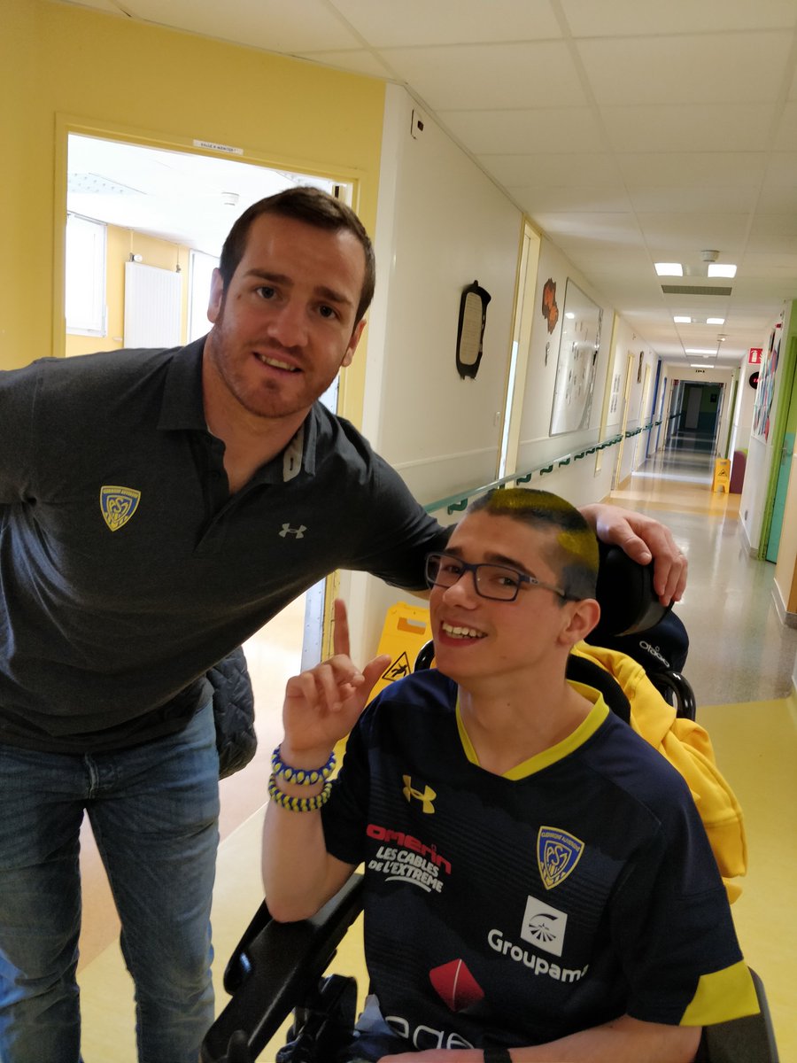 dhumes's tweet photo. Souvenir de la visite #ASMSOS avec @Lopezcamille64 de l'@ASMOfficiel . Arthur super content de vous voir enfin ! https://t.co/DwvV8lqSrT