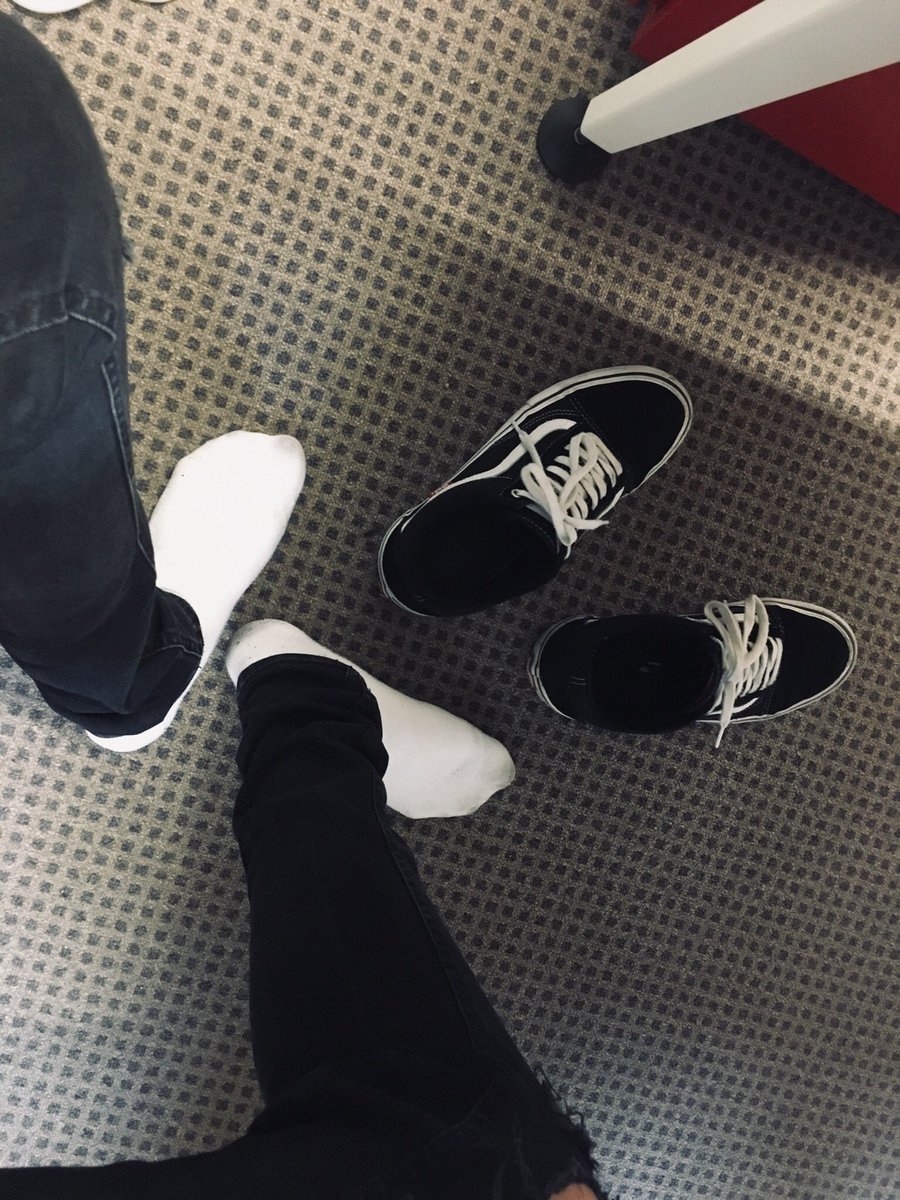 soxmaster88's tweet photo. Wenn auf der Arbeit keiner mehr da ist😏😜 #gay #german #socks #whitesocks #horny #office #endofworkingday https://t.co/4HYDo8xh89