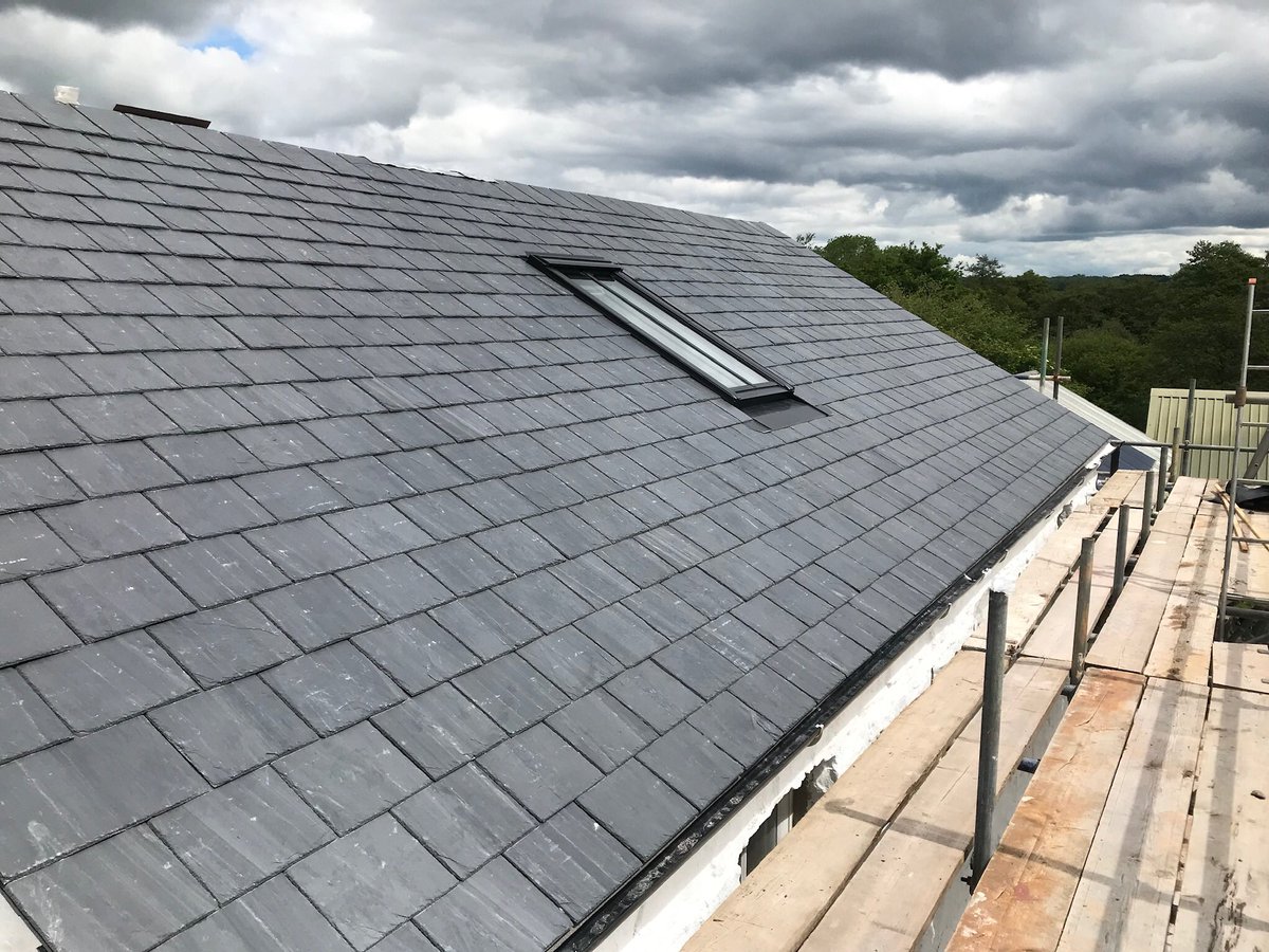 RVElliott's tweet photo. Heavy grade ISS20 natural Spanish slates from ⁦@indeslates⁩ being laid on a grade 2-star listed dwelling. https://t.co/biarXP92Cp
