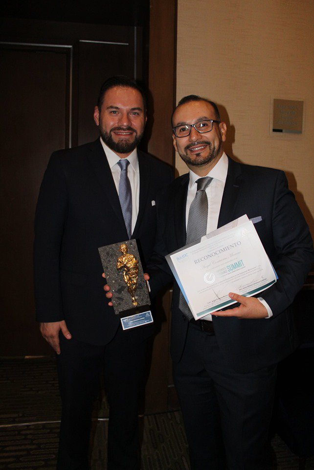 IMMPCmx's tweet photo. #AlMomento | Ángel Contreras, Presidente del Consejo Ejecutivo Nacional del @IMMPCmx, recibe reconocimiento por su participación en la conferencia ""El modelo de Gobierno Corporativo en las empresas mexicanas"", en el marco de nuestro #SummitIMMPC.
#MejoresPrácticas #Liderazgo https://t.co/VBZ3oEzfxW