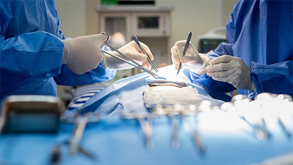 CDCMMWR's tweet photo. 12 cases of carbapenem-resistant #Pseudomonas aeruginosa infections in U.S. residents were found in 7 states as of Jan 2019. 10 of these cases occurred in U.S. patients who had recently undergone #weightloss surgery in a Tijuana, Baja CA, Mexico clinic. https://t.co/kZeBIulHw6 https://t.co/HSs6NQLP0M