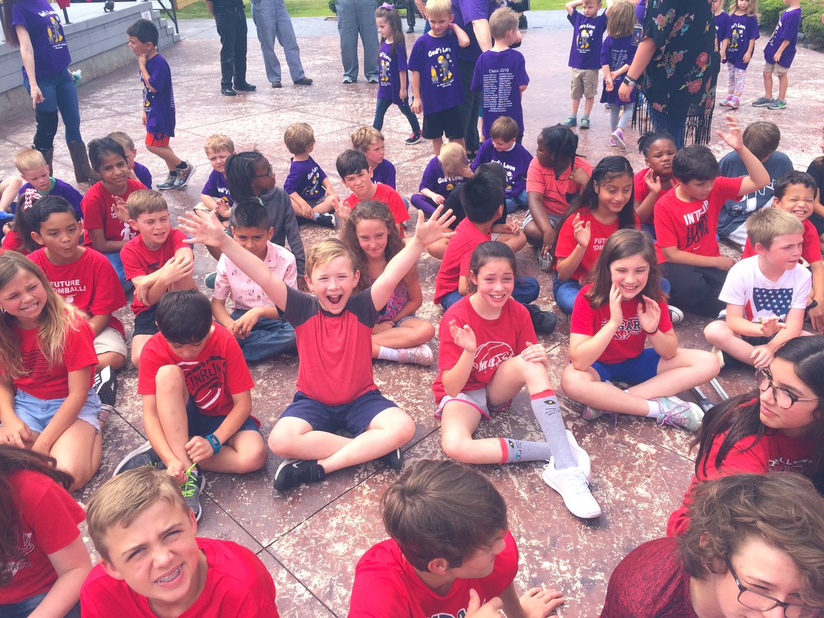 Garber_TES's tweet photo. Our loud and proud #thirdgraders represented @TISDTES and @TomballISD well this morning at the Tomball Depot, participating in a news story about Tomball with @abc13houston. #TESproud #TomballRocks #HTXplus https://t.co/bIbcJlt2R3