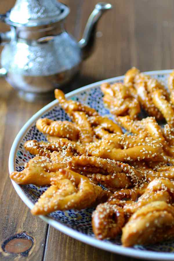 GRIWECHpâtisserie originaire d'Alger à base de farine et eau de fleur d'oranger. Sa confection originale, sous différentes formes (dentelle, tresses, roses, bonbons , etc.), lui confère un aspect très esthétique.frits puis trempés dans du miel et saupoudrés de graines de sésame