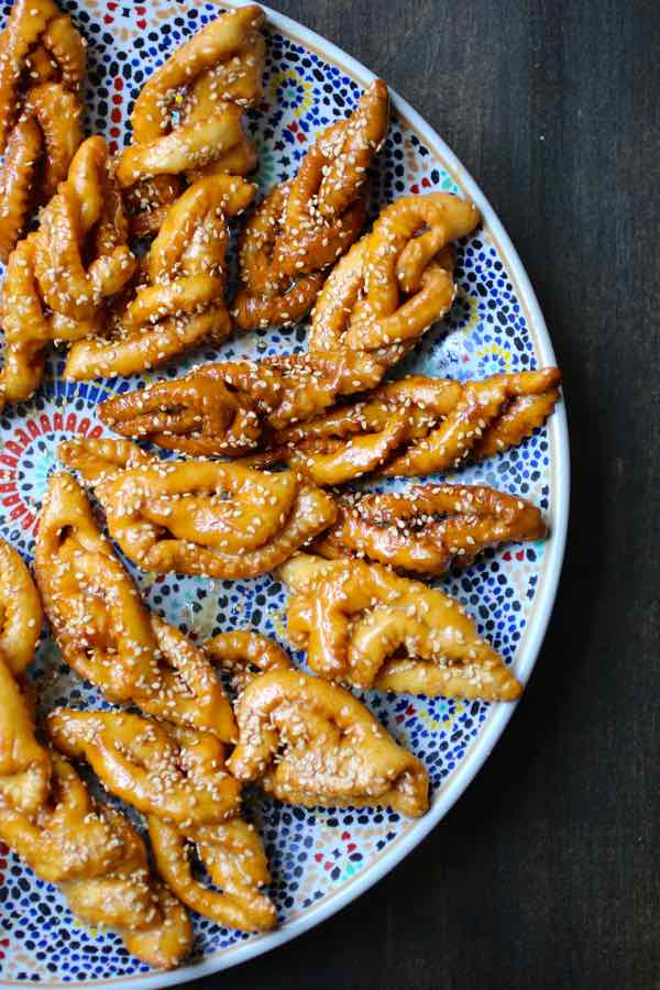 GRIWECHpâtisserie originaire d'Alger à base de farine et eau de fleur d'oranger. Sa confection originale, sous différentes formes (dentelle, tresses, roses, bonbons , etc.), lui confère un aspect très esthétique.frits puis trempés dans du miel et saupoudrés de graines de sésame