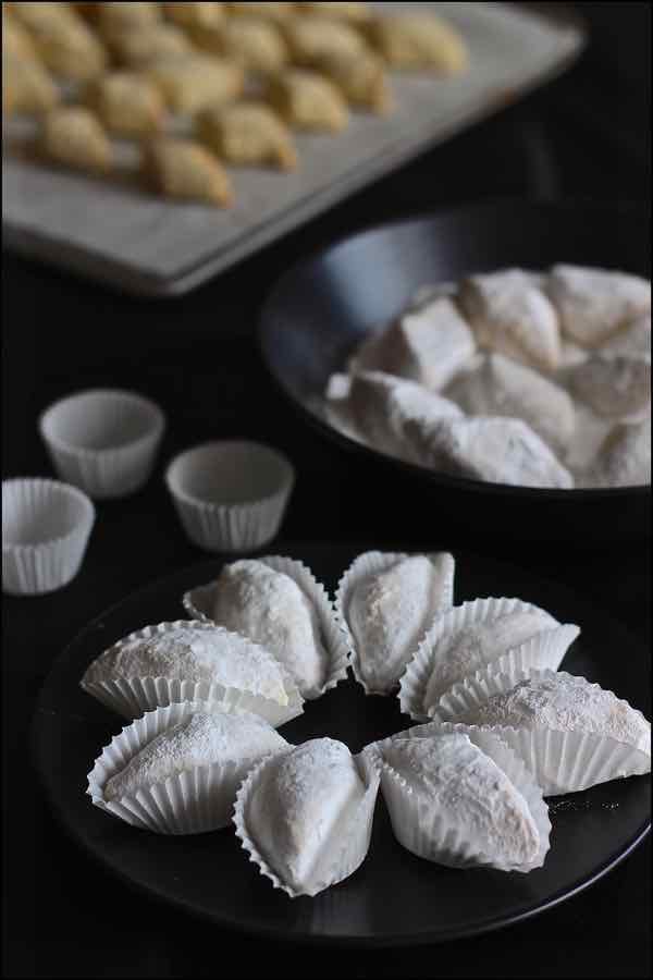 BOUSSOU LA TMESSOUD'origine Algéroise signifiant « embrasse-le sans le toucher », car elle s'effrite facilement et fond instantanément en bouche. Elle est préparée à base de graines de sésame grillées et de vanille, puis parfumée d'un sirop à l'eau de fleur d'oranger et glacée.