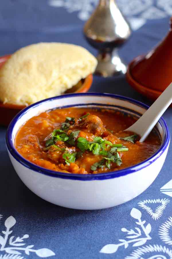CHORBA FRIKLa chorba frik (شربة فريك) est une soupe à base de blé vert concassé. Elle se prépare avec de la viande de mouton ou d’agneau, en morceaux ou en boulettes (hachée), avec ou sans pois chiches, mais sans jamais omettre la coriandre, la menthe et… le frik … C’est chic