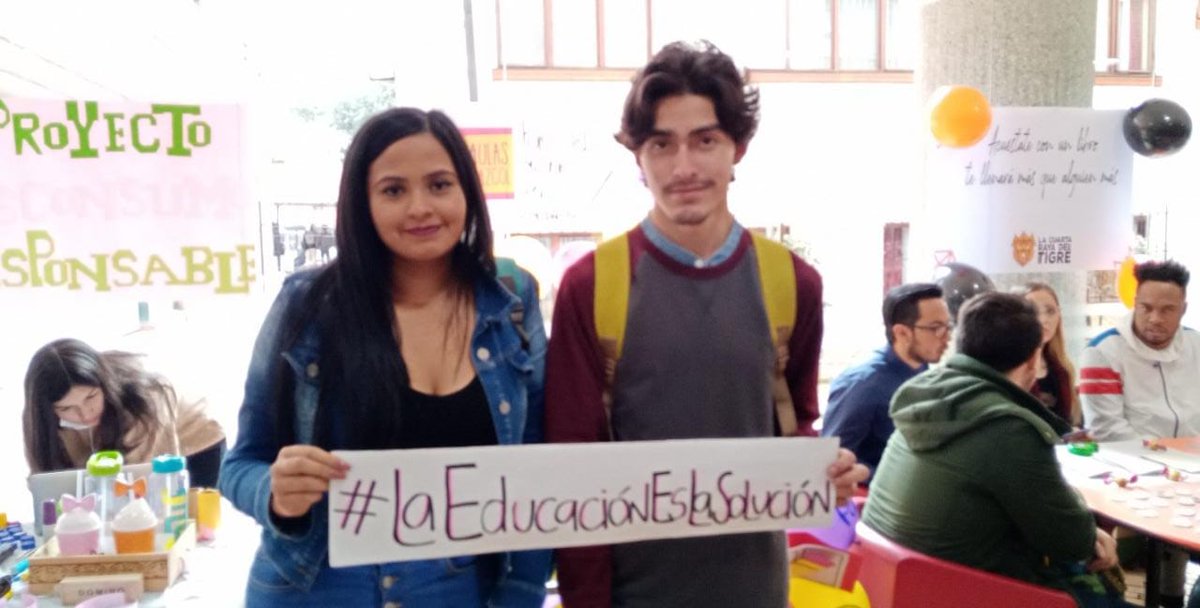 HOY un grupo muy pilo de la <a href="/ucentralbogota/">Universidad Central</a> (Mafe Barreto, Natalia Botia y Andrés Patiño) y su profe, nuestra aliada, <a href="/emiliu/">emiliu</a> están de feria de recolección de útiles para los niñ<a href="/s/">『S』</a> de #AulasRíoPaz.
Gracias!!! 👏👏👏