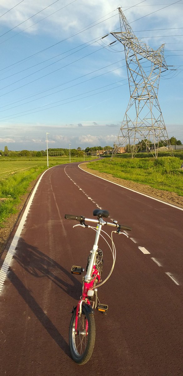 VProeyen's tweet photo. Het #wonder is geschied, #fietsostrade naar Nederlandse normen, breeeeeeeed, middellijn, ribbels aan de rand, verlicht en vlak als een biljart! #fietsers van #Lier naar #Antwerpen https://t.co/erZwerbFqD