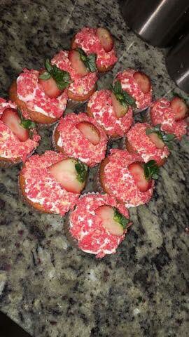 hiiambriiittttt's tweet photo. Strawberry Shortcake Cake w/ Cupcakes β€οΈ #TheSweetestBitee https://t.co/PK10G3rqVT