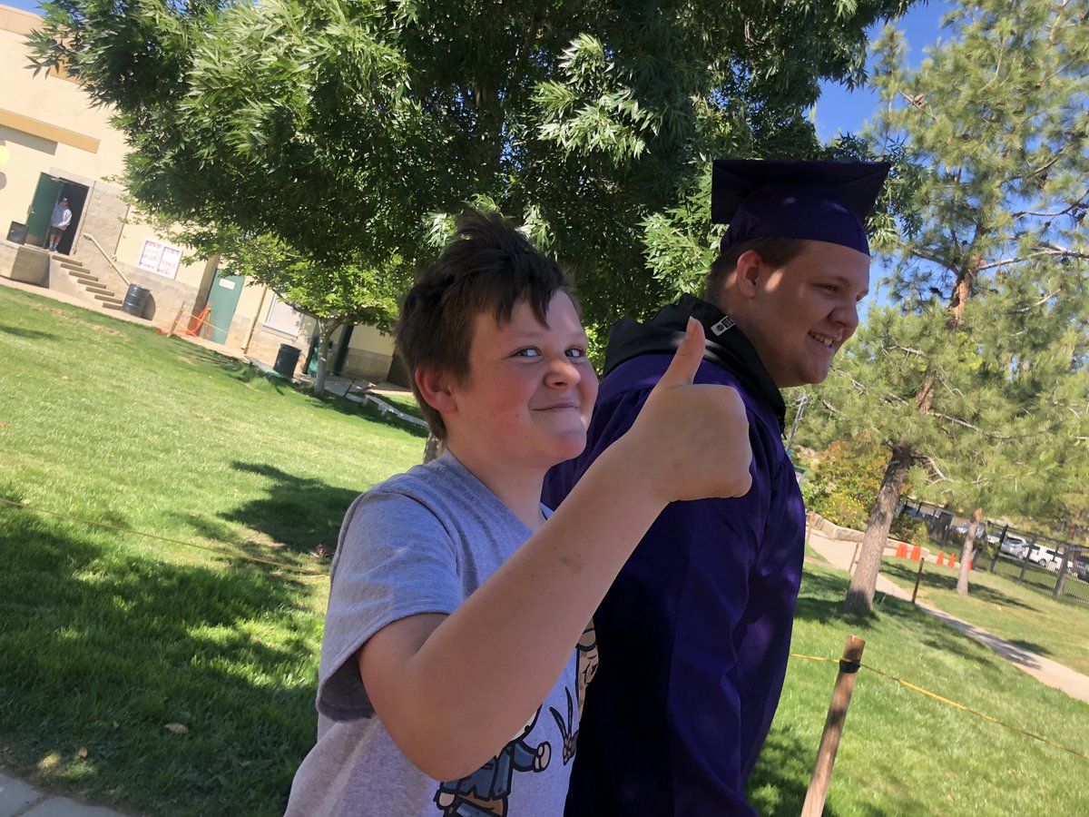 Highdesert_aad's tweet photo. 🌟Celebrating tradition with  Vasquez High School class of 2019’s Senior Walk 🌟 #staygold #ClassOf2019 https://t.co/n9hVt1P1Nc