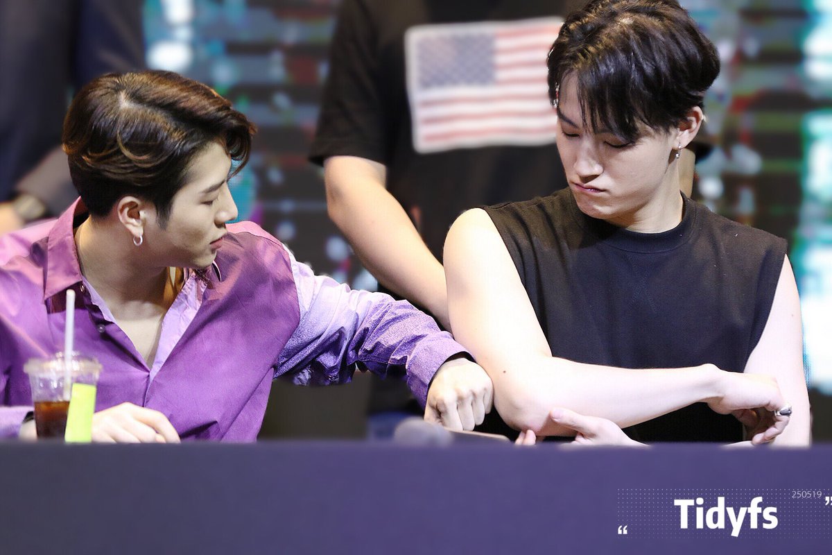 Tidyfs's tweet photo. เทียบสีผิวกันแบบจริงจังมาก 5555555555555 เพื่อนอายุยอมไม่ได้ เรื่องผิวก็เช่นกัน #GOT7  #갓세븐 
#GOT7_SPINNINGTOP 
#GOT7_BETWEEN_SECURITY_AND_INSECURITY #JB #JACKSONWANG https://t.co/VLIvO4KGeU