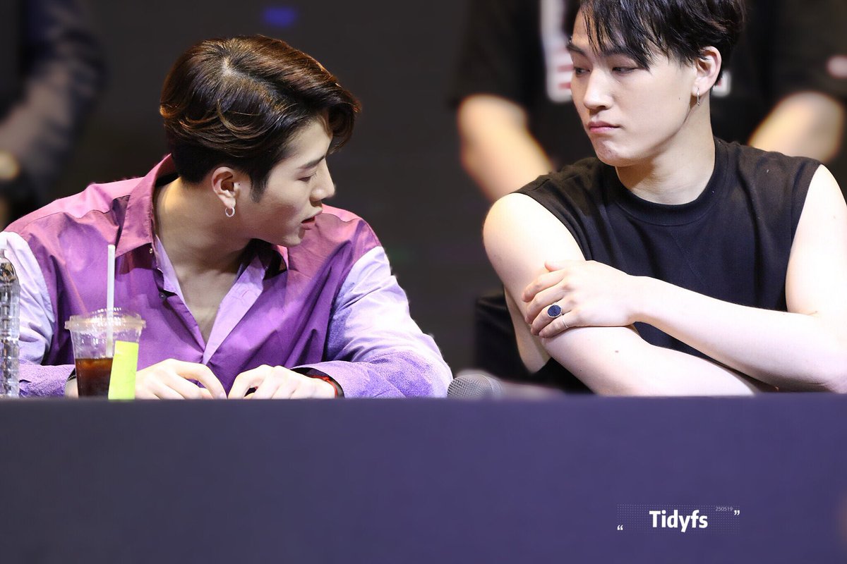 Tidyfs's tweet photo. เทียบสีผิวกันแบบจริงจังมาก 5555555555555 เพื่อนอายุยอมไม่ได้ เรื่องผิวก็เช่นกัน #GOT7  #갓세븐 
#GOT7_SPINNINGTOP 
#GOT7_BETWEEN_SECURITY_AND_INSECURITY #JB #JACKSONWANG https://t.co/VLIvO4KGeU