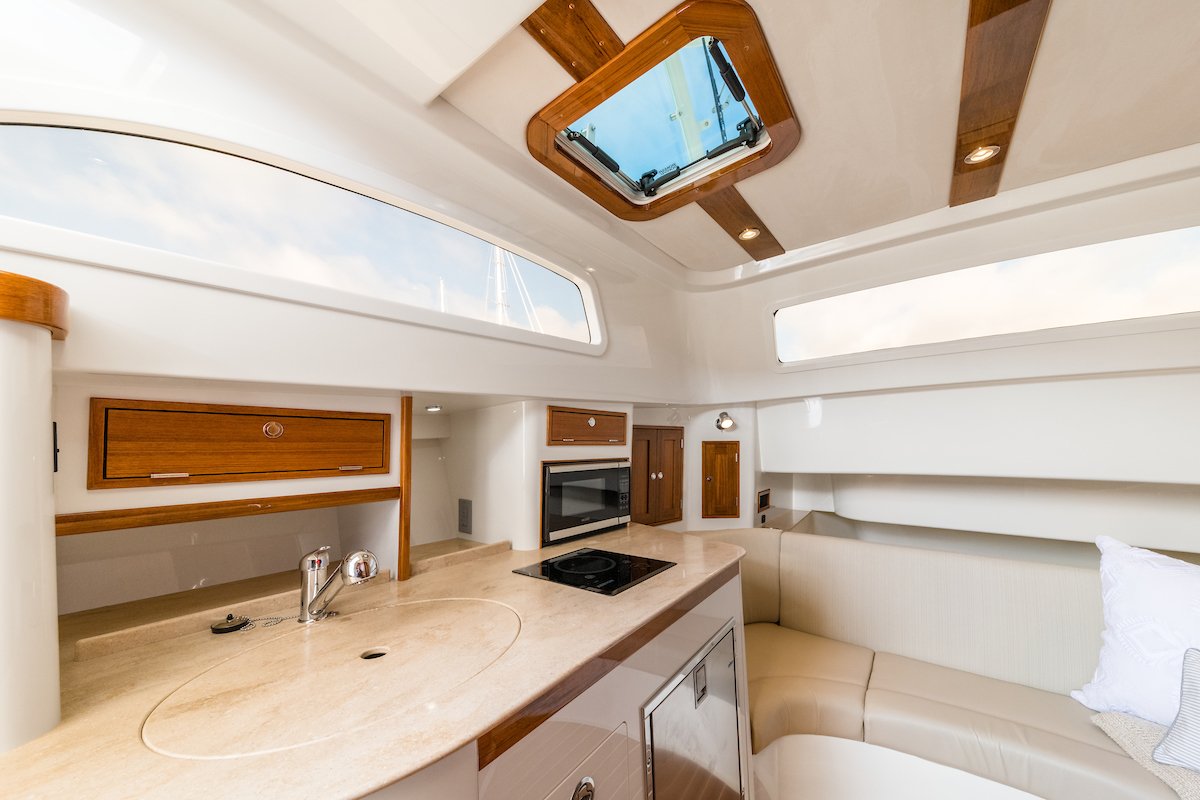 HSportBoats's tweet image. Drenched with natural light, the expansive cabin on the Sport Boat 40c is a retreat for a midday break from the sun or sleepover aboard. #HinckleySportBoats #RefinedPerformance #Boatbuilder #Boat #BoatGoals #DreamBoat #BelowDeck #Cabin #QueenBerth
