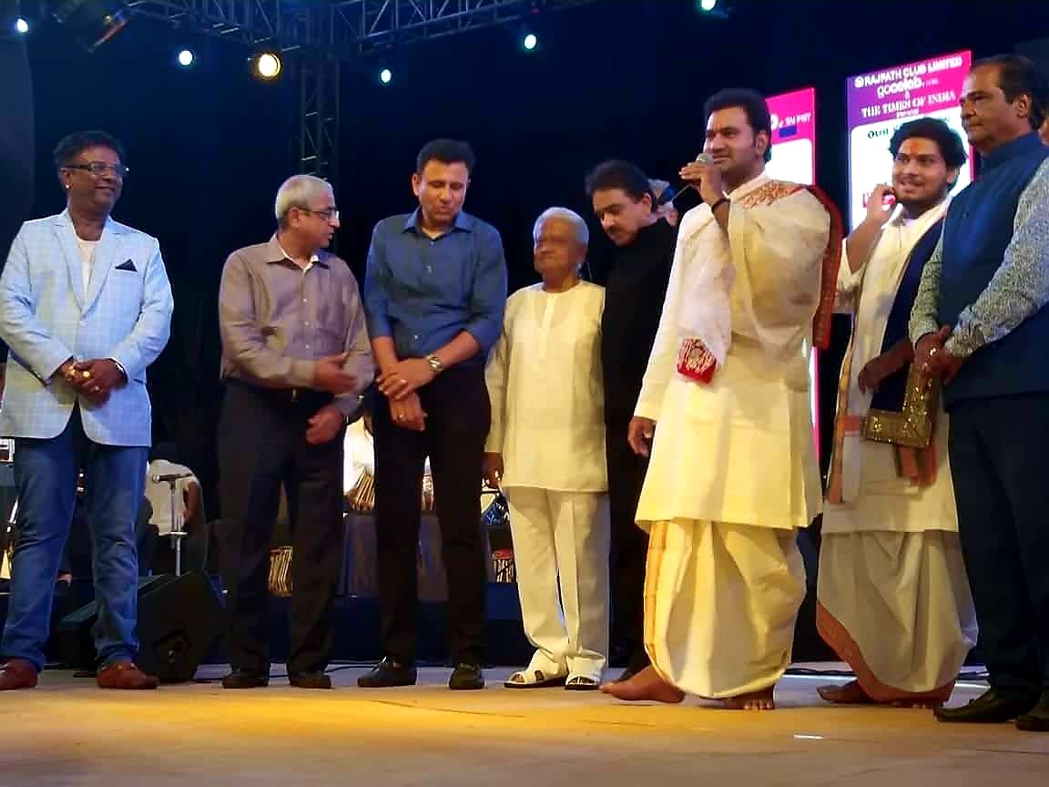 goswami108k's tweet photo. #Laxmikant #Pyarelal Live in #concert #Ahemdabad on 26'th May '2019
Opening #Ceremony of the concert & #Aashirvachan by #Goswami #Shri #Kunjeshkumarji ( #Kadi )
with #Zeenat Aman , #Padmini Kolhapuri , #Rimi Sen ,
organised by - #goceleb club #Chiragbhai #Shah https://t.co/921mwo8YyQ