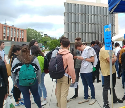 UPCTelecos's tweet photo. Uhmmmm! Quina olor a pizza  i a festa en el Dinar de Fi de Classes amb les associacions! Sigues tu també membre 👊 @DAT_upc @DistorsioUPC @AESS_Estudiants @ieeebcnsb @talllerdeso https://t.co/r4BMU1fESO