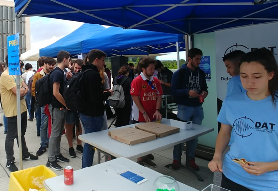 UPCTelecos's tweet photo. Uhmmmm! Quina olor a pizza  i a festa en el Dinar de Fi de Classes amb les associacions! Sigues tu també membre 👊 @DAT_upc @DistorsioUPC @AESS_Estudiants @ieeebcnsb @talllerdeso https://t.co/r4BMU1fESO