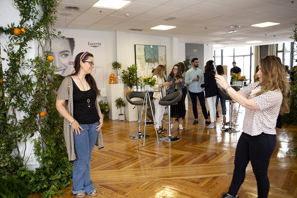 EucerinES's tweet photo. Vivimos grandes momentos en #Madrid en la presentación del nuevo Hyaluron-Filler Vitamin C Booster, con 10% de Vitamina C pura recién activada para una piel luminosa y radiante. Siempre comprometidos con la salud, la belleza y la innovación. #EucerinInnova https://t.co/NkFUnJzjCs