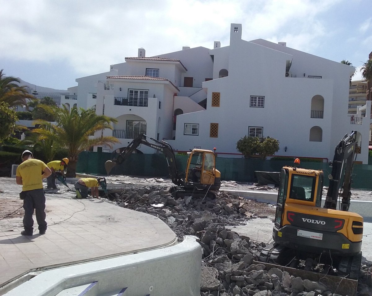 ViviSegadeRC's tweet photo. The #SwimmingPool #repairs and #renovations has started at #SunsetHarbourClub. Looking forward to see the final results! We DO care π#DiamondResorts #StayVacationed #DPerfectService #FullRemodel #tilereplacement #resurfacing @DiamondResorts @danielmasotRM https://t.co/3O72Duwakj