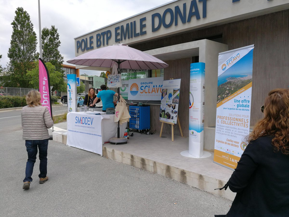 PRAXY_SAS's tweet photo. Belle opération de sensibilisation au recyclage des DEEE sur la Zone du Capitou à Fréjus menée par @GroupeSclavo, Réseau @PRAXY_SAS en coopération avec le SmiDDEV et @Eco_systemes #DEEE #recyclage https://t.co/NMZCrOMW9v