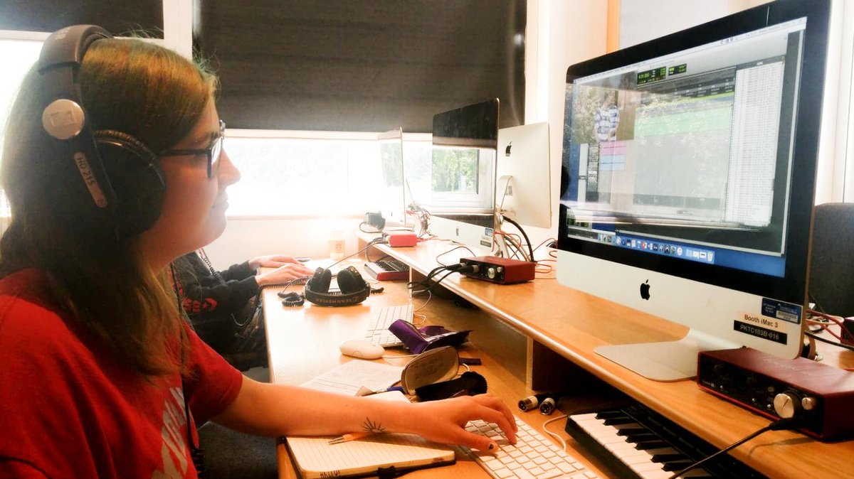 HardAsNailsFilm's tweet photo. Here's @ThirzaFilms getting creative with the sound design 🥳

RT if you'd like to see a Thirza Twitter Takeover!

#filmmakers #sounddesign #HardasNails https://t.co/oaYw9mKivc