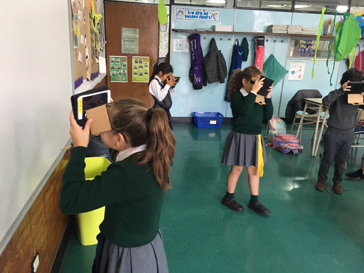 karilop311's tweet photo. Explorers at @BDSPrimary a virtual trip to the rainforest #VR #innovation  @ceciechaburu @marialekapelle @andypelliccia @llobos_lucia https://t.co/AaYYC65LZp
