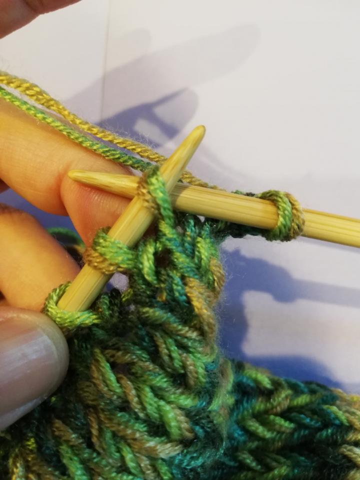 塩谷いち うちが棒針で編みなれてるのは どうやらおばあちゃんの編み方の ようで 表編みを上から下に棒を入れて引き抜くように編んでるようです 最近 棒針編みの本を見たときに これは間違いです って書かれてたけど どうなんやろう 棒針編み