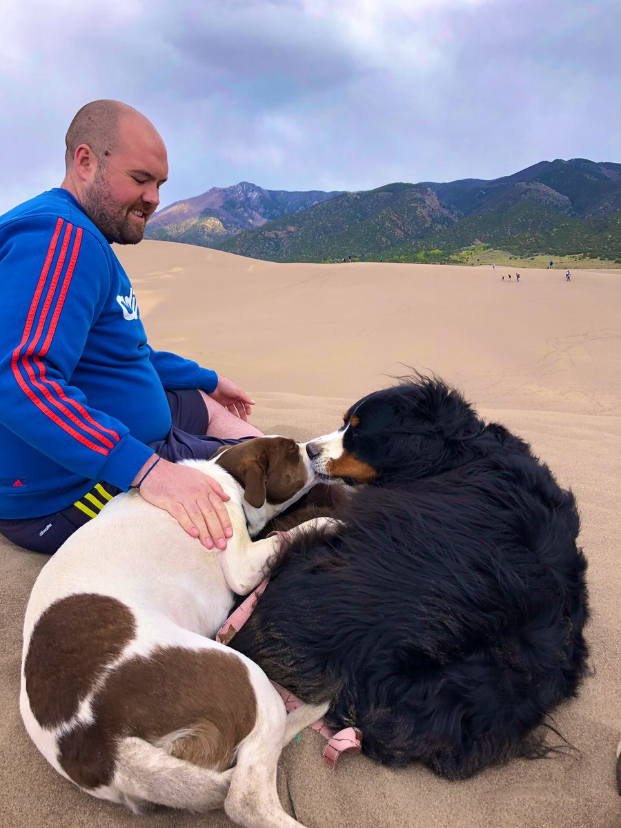 AdventureOlli's tweet photo. What a way to end the weekend! #GreatSandDunes #PuppyKisses #SandyHairDontCare #3DayWeekend https://t.co/TCRO1YUyn2