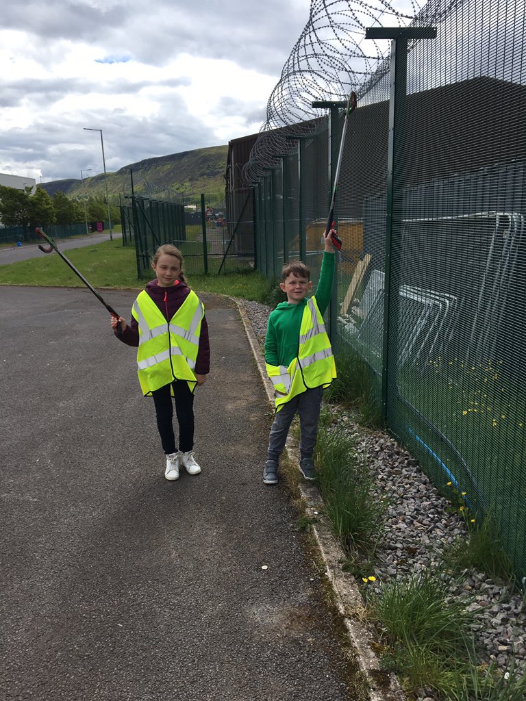 HwbFern's tweet photo. Part 2 #Maerdy #cleanup @Keep_Wales_Tidy @SWPRhondda #lovewhereyoulive 21 bags of litter collected in 1 hour by our fab community volunteers #litterpick https://t.co/K7lTYHay1R