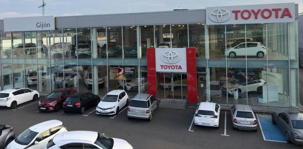 RMarcaAsturias's tweet image. Esta tarde -19h- tenemos una nueva entrega de #MarcaMotorAsturias con @celsoroces y @hugovelascof, hoy desde las instalaciones de @ToyotaAsturias en Gijón. Contando con el protagonismo de Daniel Orejas, director de Toyota Asturias, @MiguelFuster71 y Tino Pérez (@SubidaMunco).