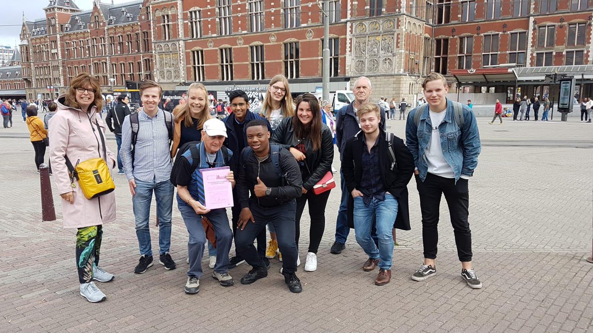 wandelnet's tweet image. De jongerencommissie van UNESCO liep afgelopen zaterdag de proloog van het #Westerborkpad. Jan Dokter, de grondlegger van het pad, gaf onderweg uitleg: wandelnet.nl/unesco-jongere… … @UNESCO_NL @wandel_nl