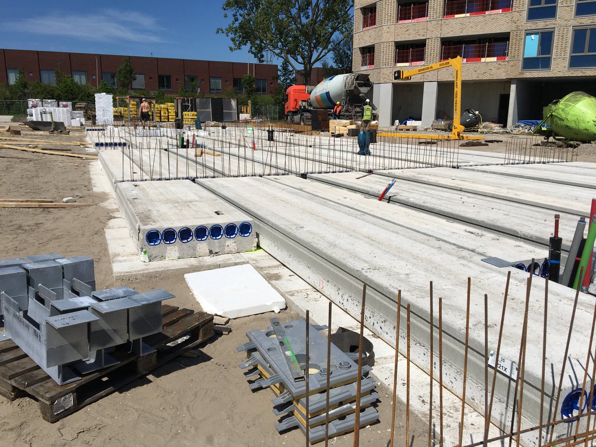 Zo snel gaat de bouw Bij de Zijl in Leiderdorp. Eind april 2019 zijn de eerste palen geslagen en een maand later zijn de contouren van onze woningen al zichtbaar. #bouwgaatsnel  @vinkbouw