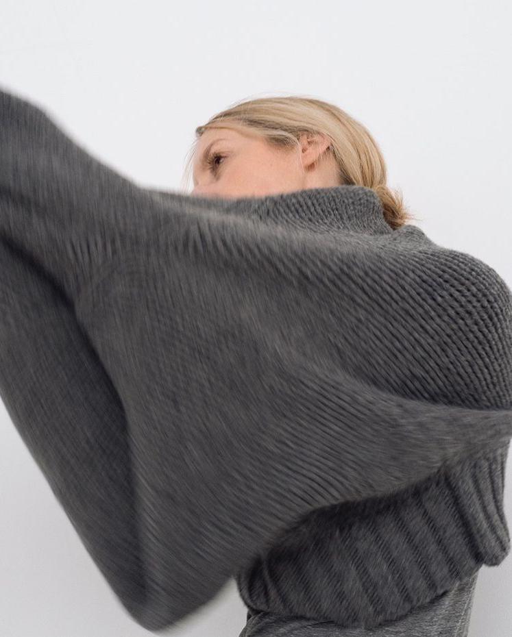 APC_USA's tweet photo. #SuzanneKoller shot by #BibiCornejoBorthwick in the Ethan oversized knit during the photoshoot of the #APC #INTERACTION2 

#obviousclassics #apcxsuzannekoller

Launching July 15th 2019 https://t.co/deE3AlozbS
