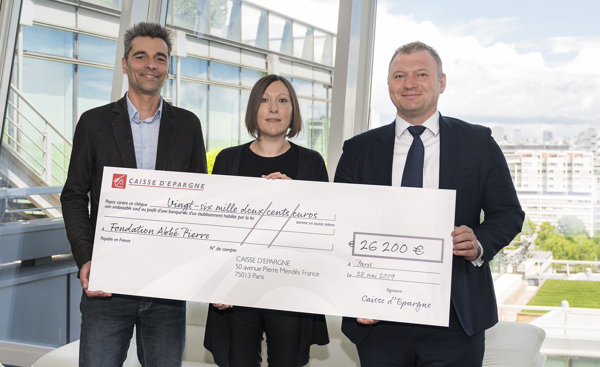 Caisse_Epargne's tweet photo. La @Caisse_Epargne a vendu aux enchères avec @Drouot les 4 œuvres réalisées pour ses 200 ans par @JonOne156, @StoulPeintresse et Darco. Cette vente a permis à @FGourgeonnet de remettre un chèque de 26 200€ à @Abbe_Pierre pour ses missions au service de la dignité des personnes. https://t.co/WlEnyj7W3o