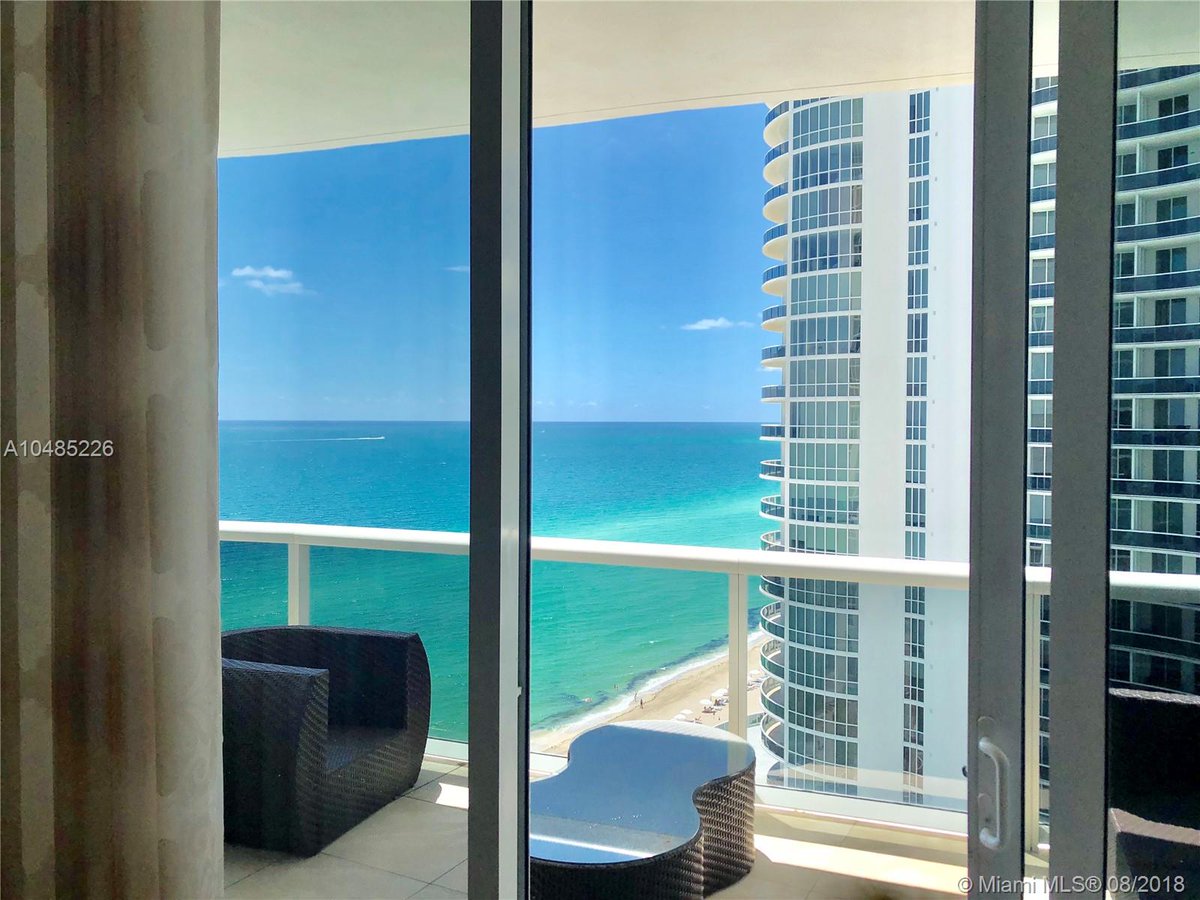 TopSoFloRealtor's tweet image. all Michael Remax 305-807-6399Best price $1,149.000 second line from all Three Trump towers!!!Luxury Trump Tower One 3 bedroom /3,5 bathroom in Sunny Isles Beach FL 33160.Fully renovated unit with marble floor,Italian wood door, private hall from elevator,two large balcony