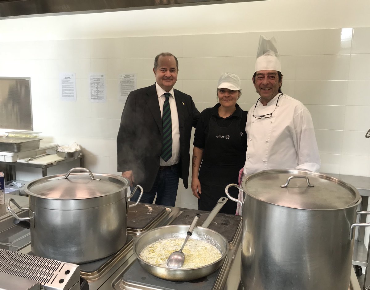 dariogalli5's tweet photo. #incontro con gli #studenti degli Istituti Tecnici del #territorio per parlare di #economia
Poi visita allo stabilimento tessuti #MarzottoLab dove ho toccato con mano i loro #prodotti di alta qualità
Infine #pranzo preparato dai #ragazzi dell’Istituto Alberghiero di #Sondrio https://t.co/dBkEXmCUGu