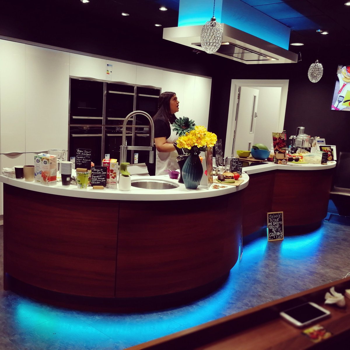 Meet the Chef - Pari Brahmbhatt 👩‍🍳
Indian family roots, Kenya born artist/cook moved to the UK more than 40 years ago with her family. 
Check out her special vegetarian dishes with a Indian-Kenyan fusion 😄 
Next demo - veggie curry demo 🎟
. 
#RecipeOfTheDay #cook #uk