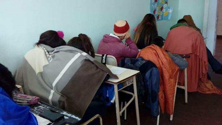 facu_pedrini's tweet photo. Escuela N 33. Mar del Plata. Van a clases con frazadas porque el colegio no tiene vidrios ni calefacción. Fueron a dos licitaciones y nadie ofrece nada. 
El colegio pide ayuda. ESTO TAMBIÉN SE PUEDE TOCAR. https://t.co/Dg556opD97