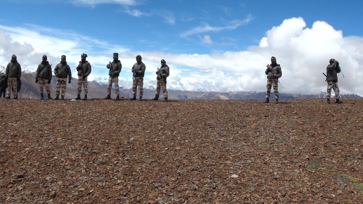ITBP_official's tweet photo. हम सरहद के सेनानी 
हम सच्चे हिन्दुस्तानी 
हम भारत तिब्बत सीमा के हैं प्रहरी सब पहचानें 
हम जैसे सैनिक कहीं नहीं ये सच्चाई सब जानें 

#Himveers of #ITBP in the mighty #Himalayas https://t.co/PuL0zJxTJO