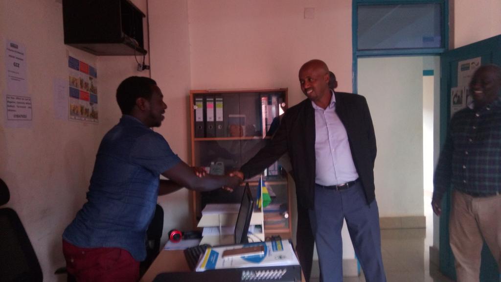 paxpressrwanda's tweet photo. We're glad to welcome @aasiimwe, DG @rbarwanda who is visiting our office. Discussions are focusing on our work as #Media NGO in capacity building of journalists. Besides this, he is also told about ongoing projects and probable callabo
@albertbaudouin @RwandaMedia @GovernanceRw https://t.co/oIjritpYPh