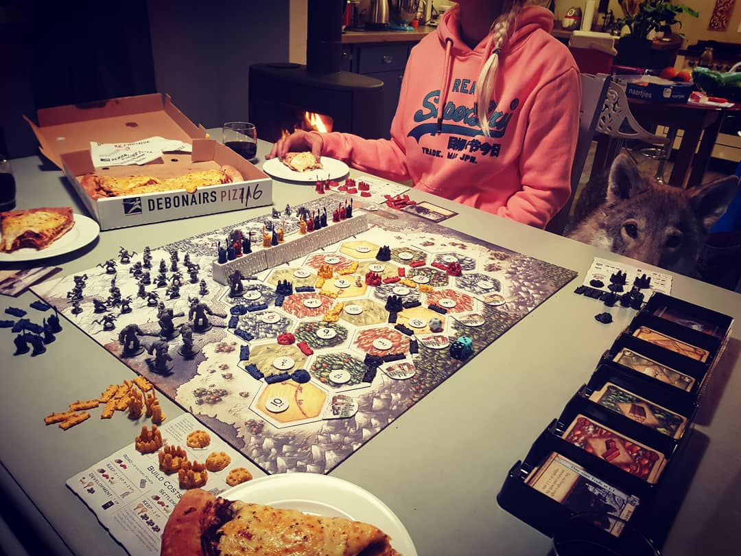 HoldenZA's tweet photo. Our knights watch has managed to keep the wall standing. 👐

As reward, 4 of us have taken on the side quest of finishing the #CramDecker from @DebonairsPizza!🍕😲

#ChallengeAccepted ✔

#GetSome #CrammedFull #Ad #SneakyWolf https://t.co/T5pJmAPbVp