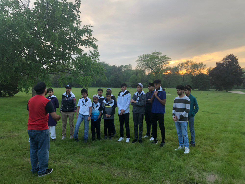 MuslimYouthUSA's tweet photo. #MuslimYouth of @MKA_ChicagoNW paid tribute on #MemorialDay to the fallen veterans by visiting a national cemetery and seeking to understand their sacrifice. #MuslimsForVeterans #MuslimsForRemembrance #MuslimsForService https://t.co/ocW08yTDtt https://t.co/lK740hiczB