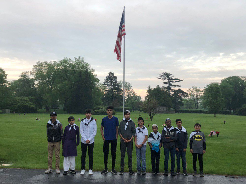 MuslimYouthUSA's tweet photo. #MuslimYouth of @MKA_ChicagoNW paid tribute on #MemorialDay to the fallen veterans by visiting a national cemetery and seeking to understand their sacrifice. #MuslimsForVeterans #MuslimsForRemembrance #MuslimsForService https://t.co/ocW08yTDtt https://t.co/lK740hiczB