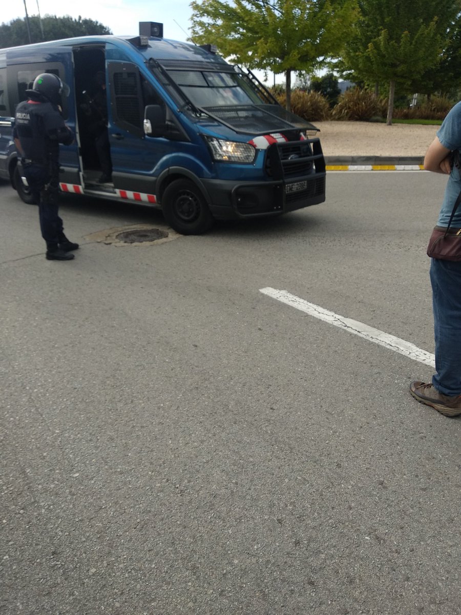 Contra la repressió nosaltres no cedirem. No volem més Mossos a la universitat. Una vintena de companys i companyes han sigut identificats avui mentre exercien el seu dret a #vaga. Prou repressió, prou criminalització! #28MVagaPDI